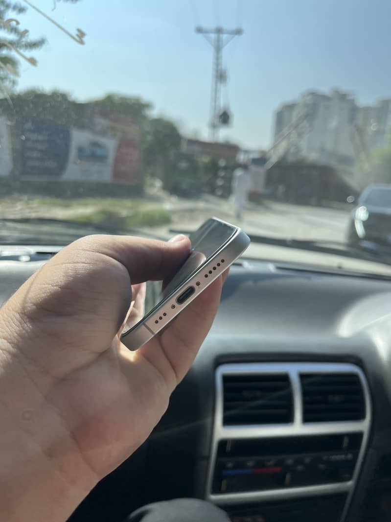 Apple iPhone 16 2