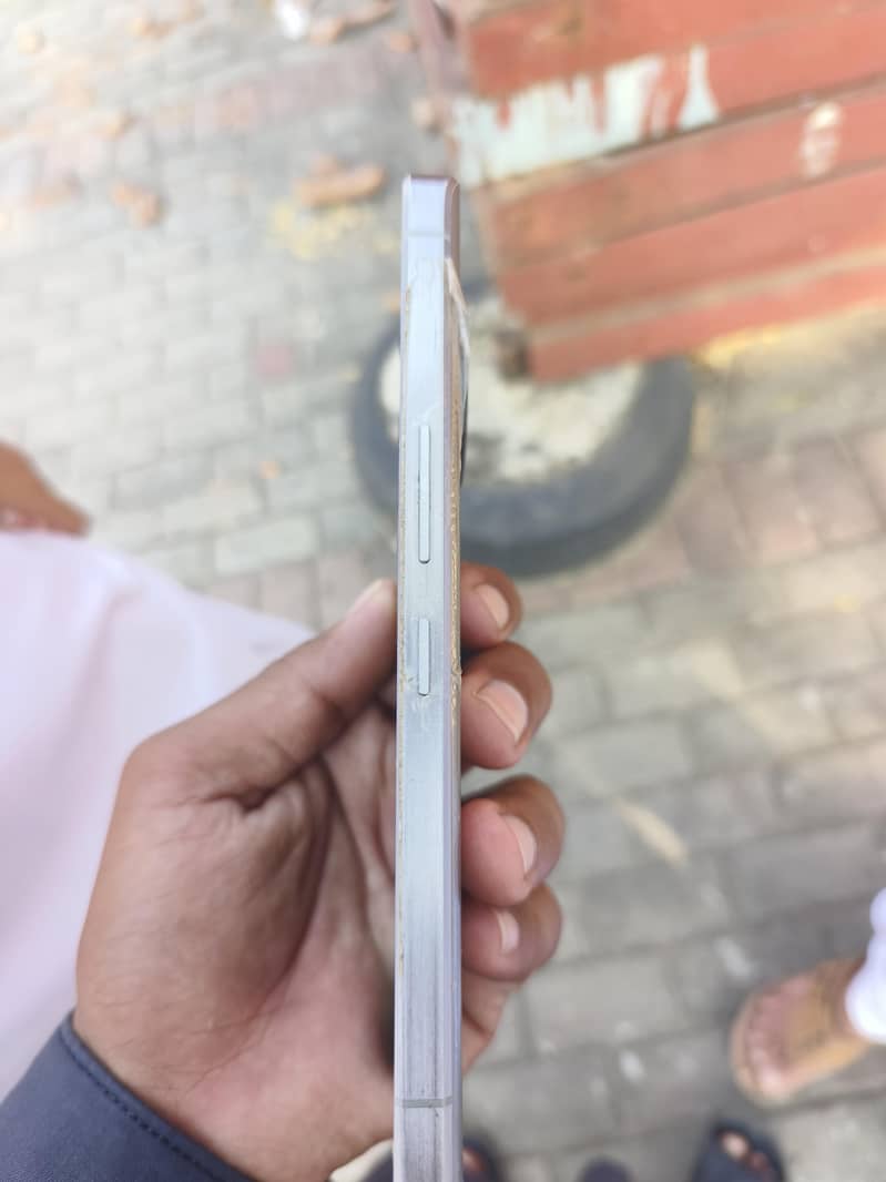 Sharp Aquos Sense7 4