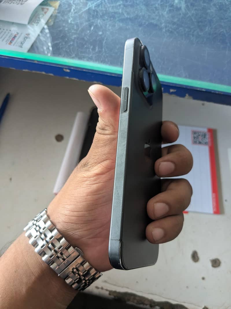 Apple iPhone 15 Pro Max 2