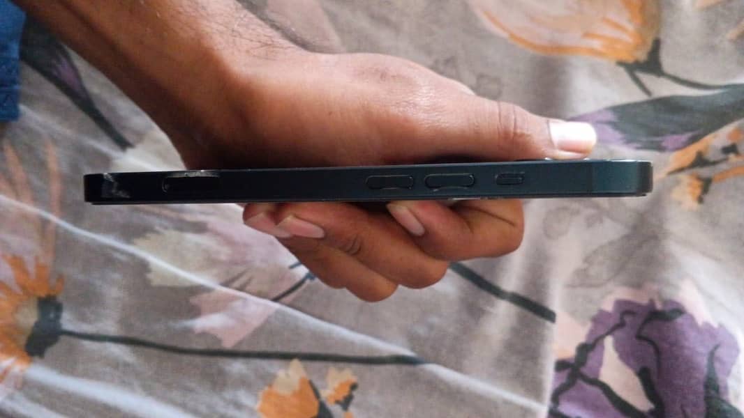 Apple iPhone 13 2