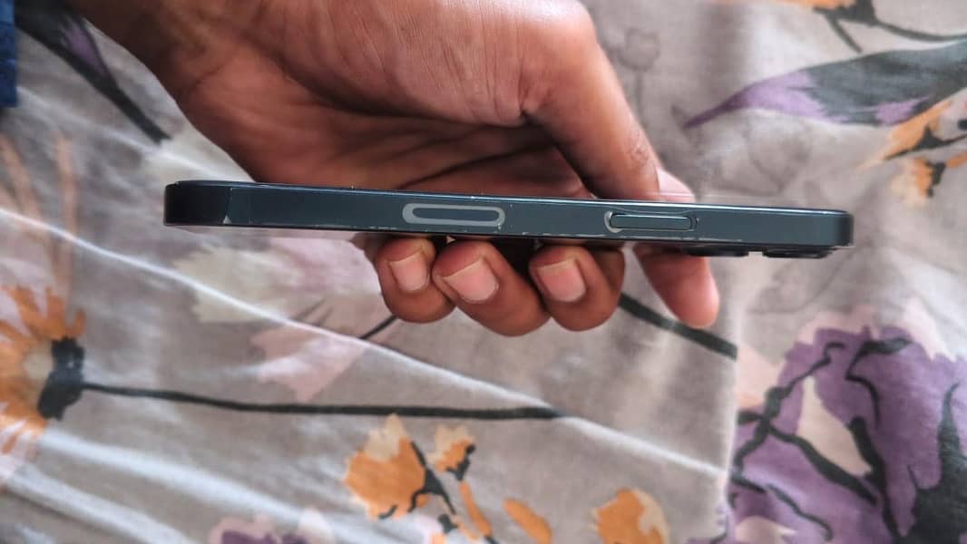 Apple iPhone 13 4