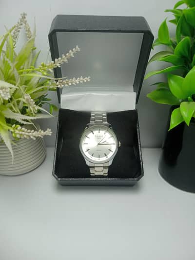 Tissot stainless steel watch scratch proof with box |weight 105 gram