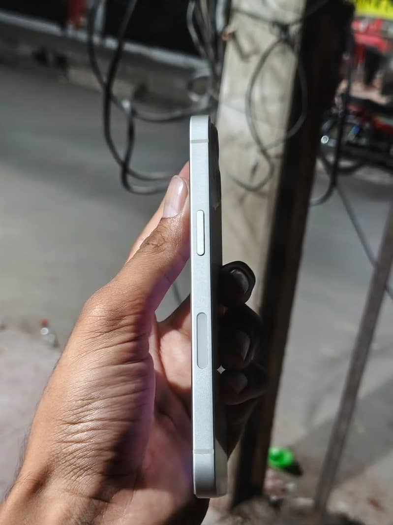 Apple iPhone 13 1