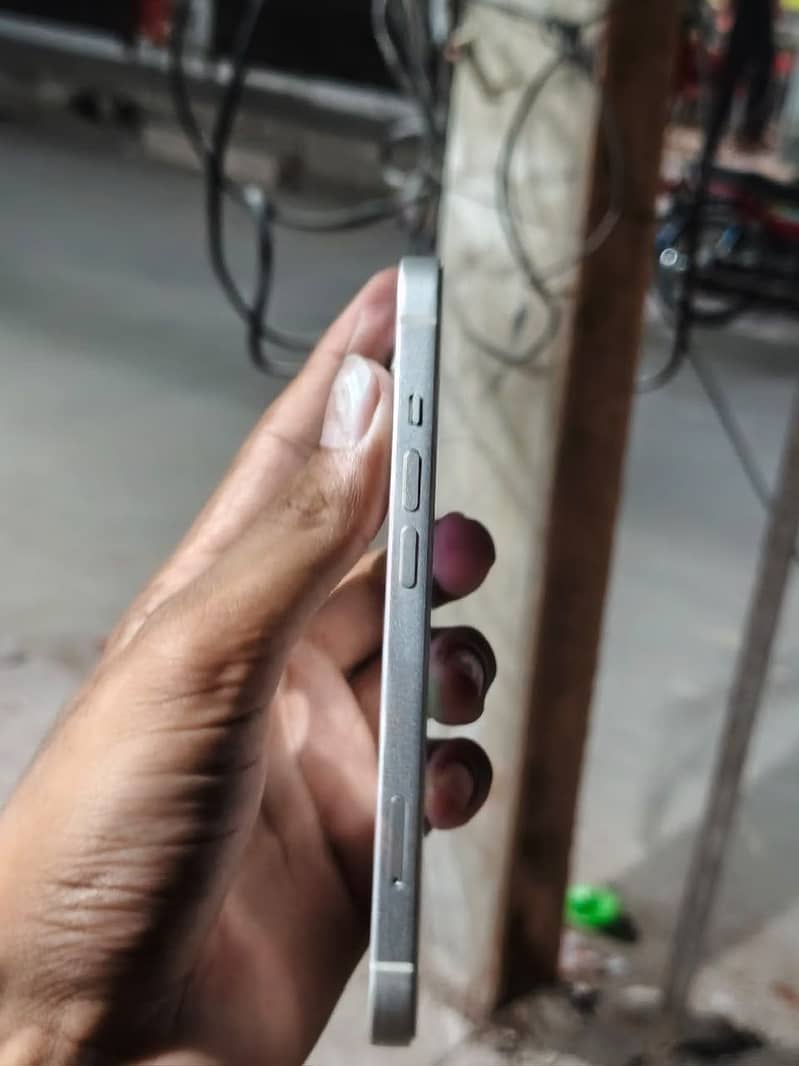 Apple iPhone 13 2