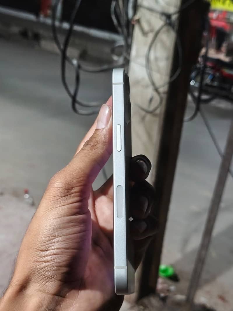 Apple iPhone 13 6