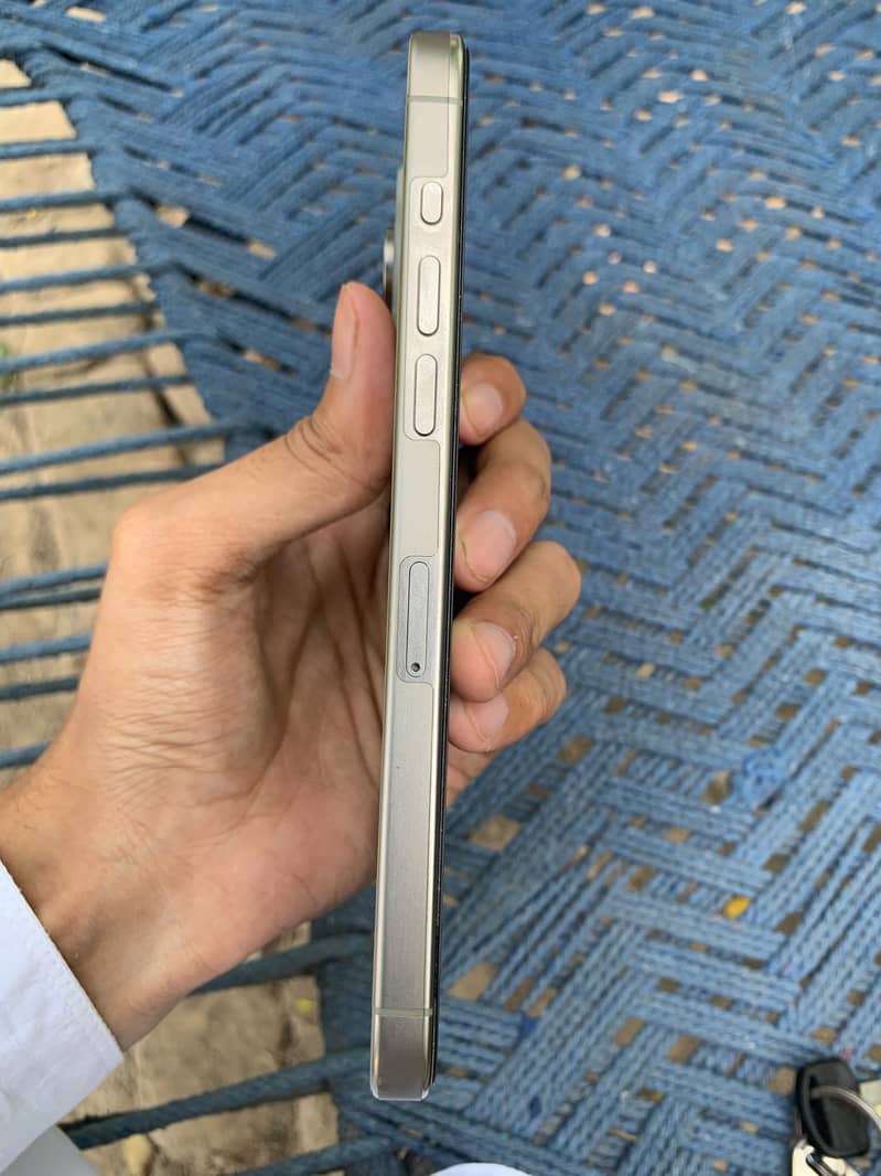 Apple iPhone 15 Pro Max 4