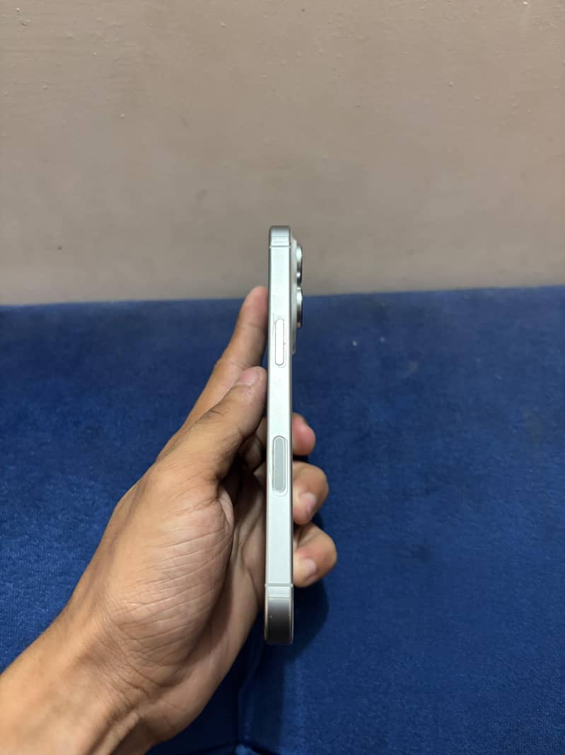 iPhone 16 Pro 3