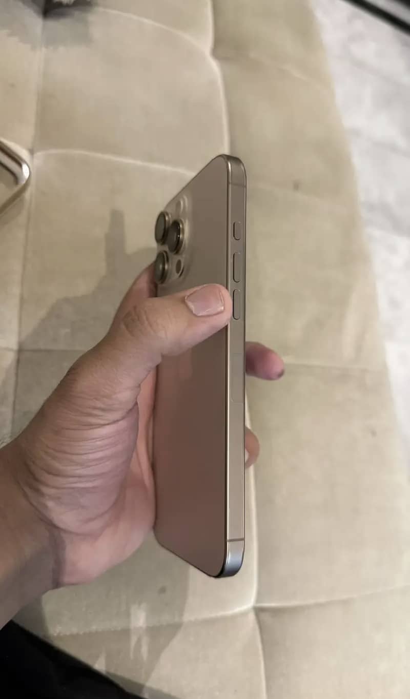 Apple iPhone 16 Pro Max 2