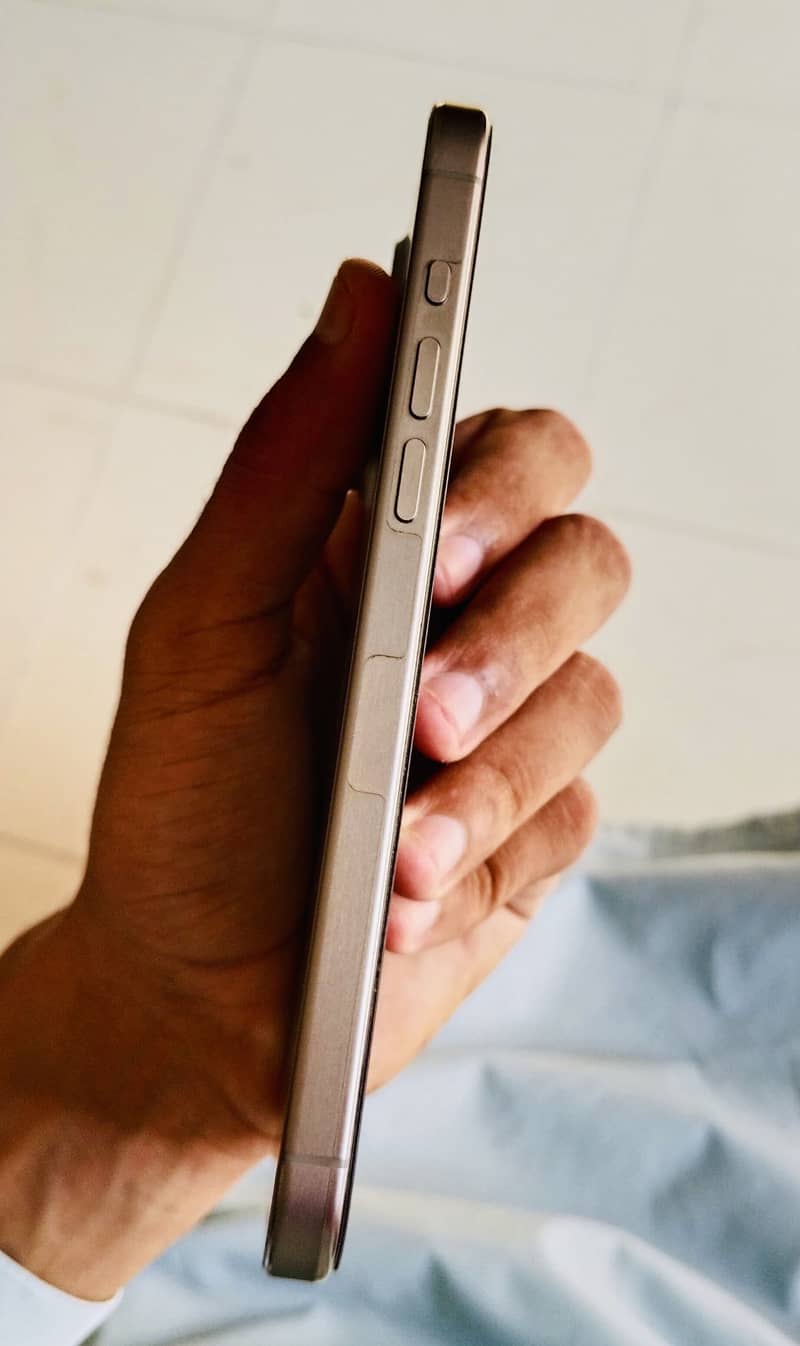 Apple iPhone 15 Pro Max 4