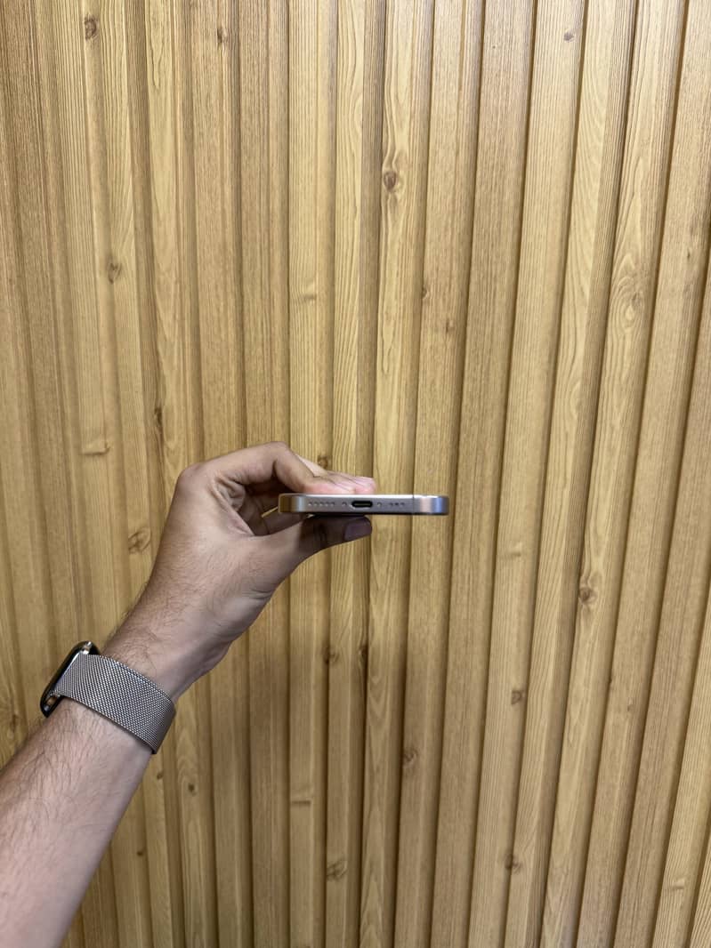 Apple iPhone 16 Pro 2