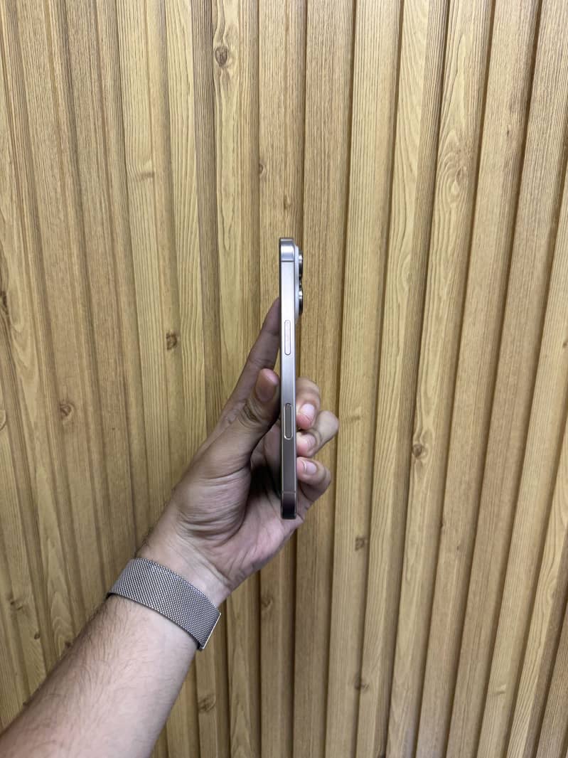 Apple iPhone 16 Pro 3