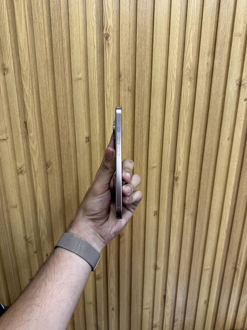 Apple iPhone 16 Pro 4