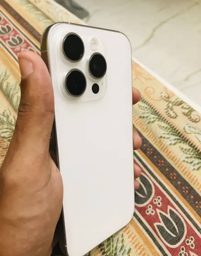 Apple iPhone 16 Pro 1