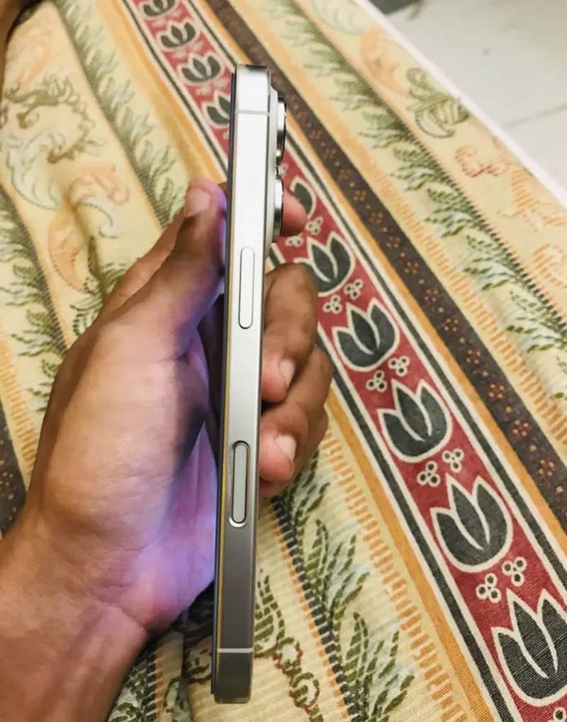 Apple iPhone 16 Pro 3