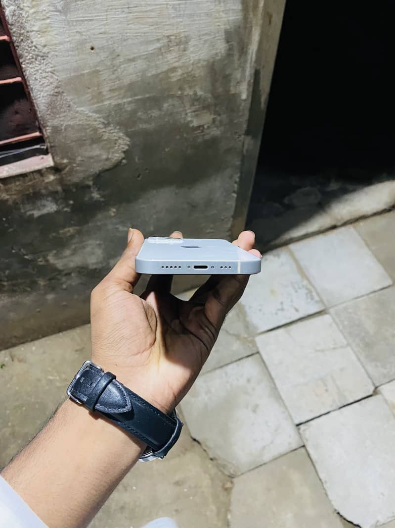 Apple iPhone 13 2