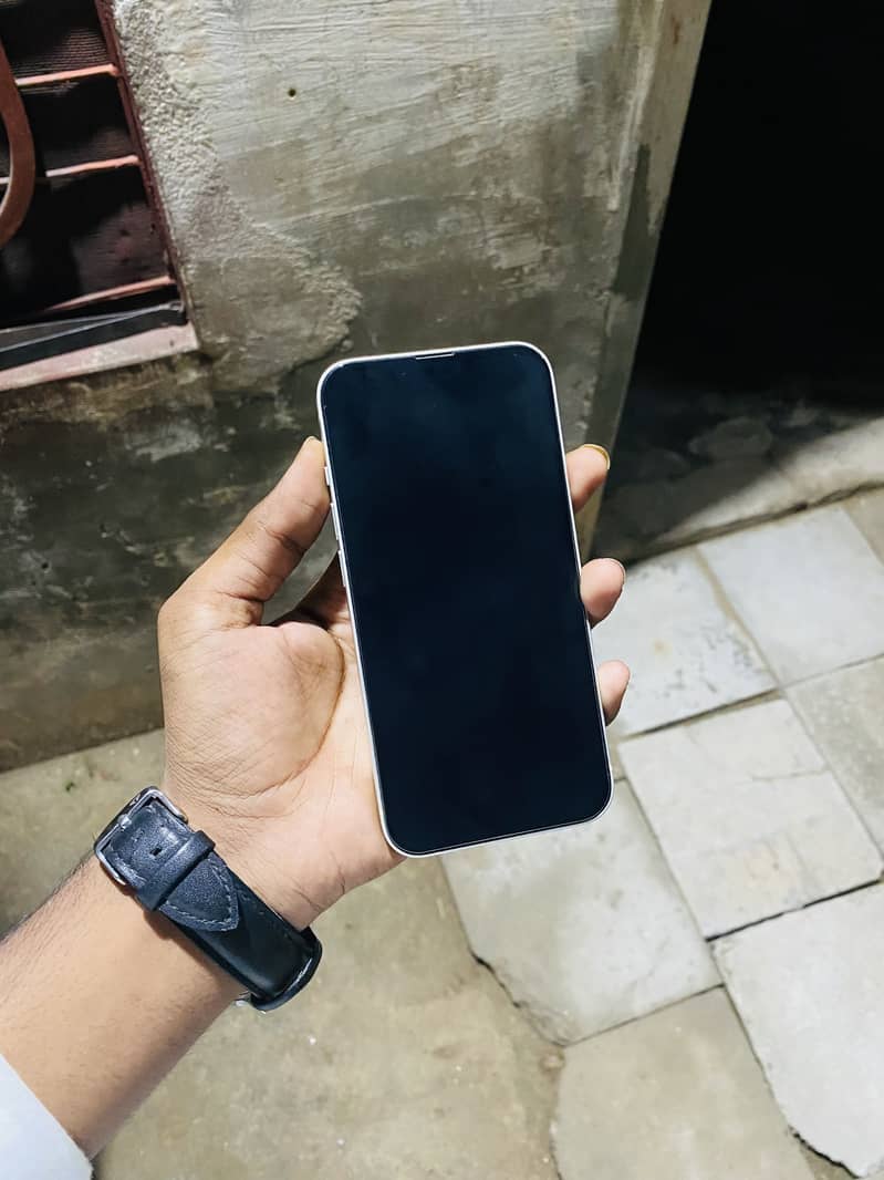 Apple iPhone 13 5