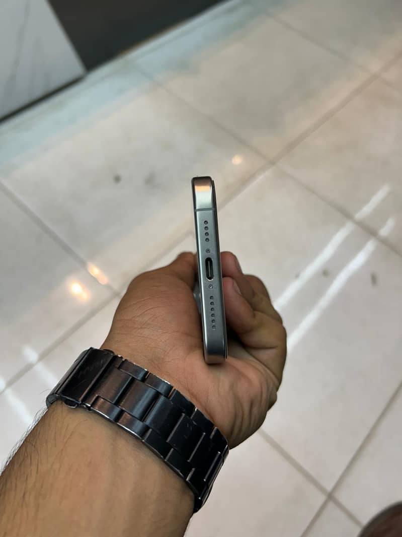 Apple iPhone 15 Pro Max 2