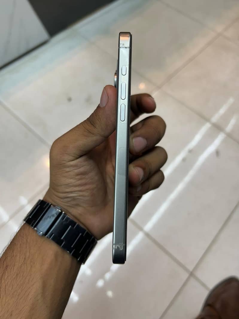 Apple iPhone 15 Pro Max 4