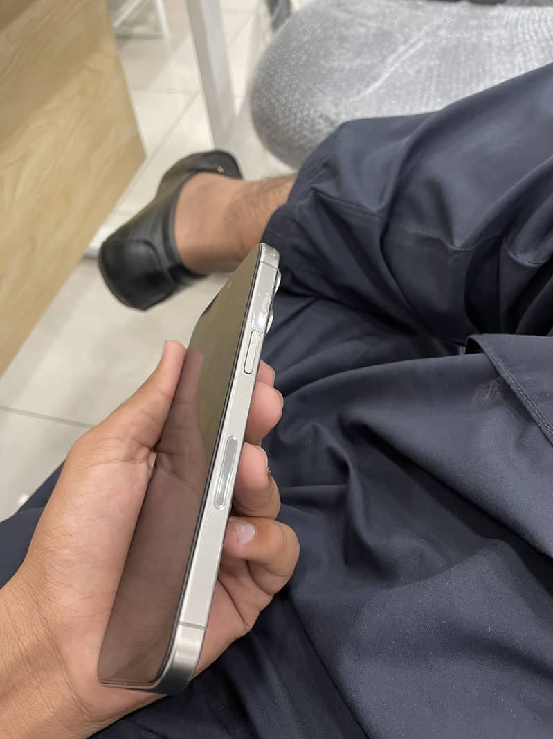 Apple iPhone 15 Pro Max 5