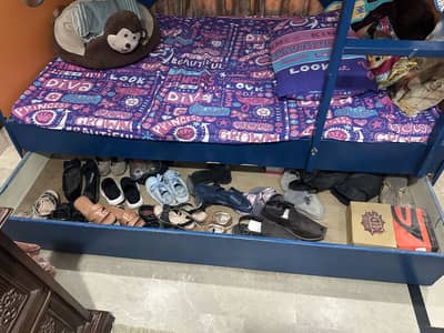 Kids bunk bed For sale (2 single matresses included)