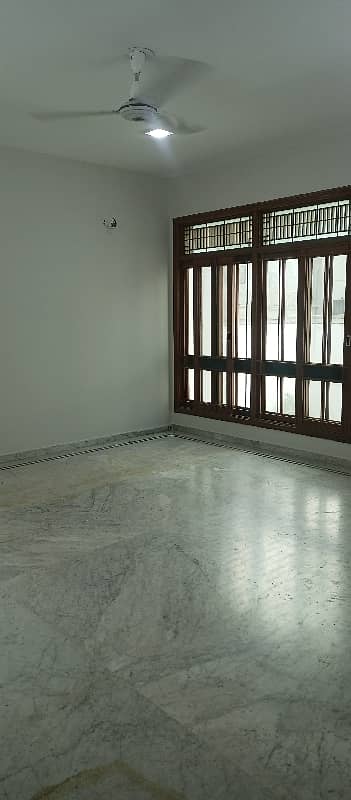 WELL MAINTAINED BANGLOW AVAILABLE FOR SALE 14 ROOMS 14 BATHROOM BEST FOR PURCHASE FOR RENTAL INCOME AND BIG FAMILY