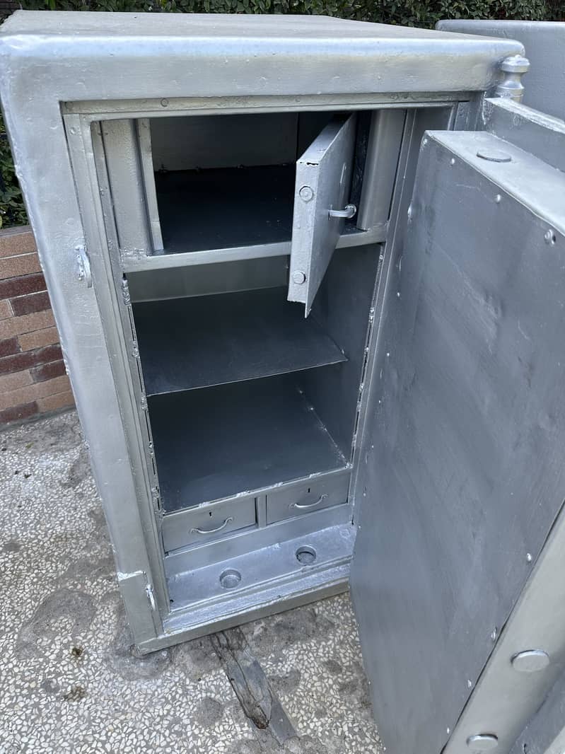 Locker 2