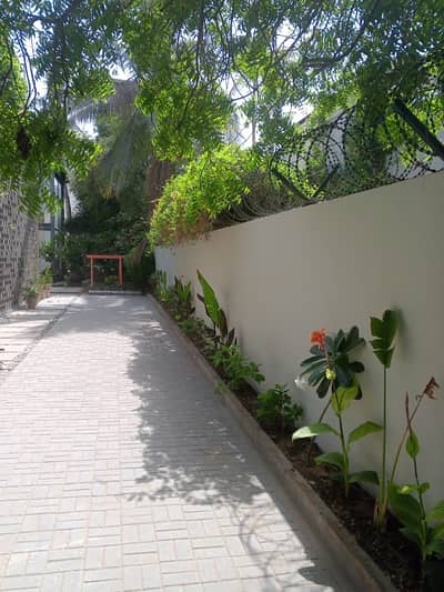 PECHS BLOCK 6 PRIME LOCATION CLOSE TO SHAHRAH-E-FAISAL BUNGALOW AVAILABLE FOR RENT 1000 SQ YARDS G+1 WITH 6 CAR PARKING