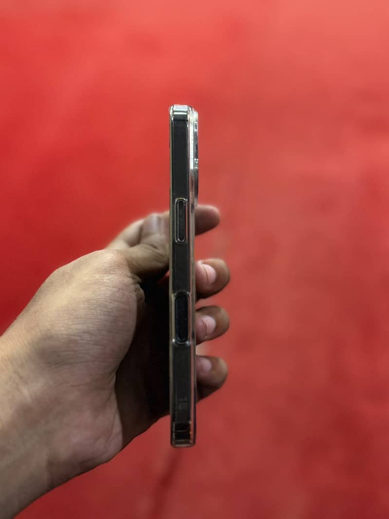 Apple iPhone 16 5