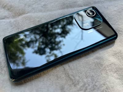 MI 11 Pro 5G phone(10/10). 256GB & 12GB. No Exchange