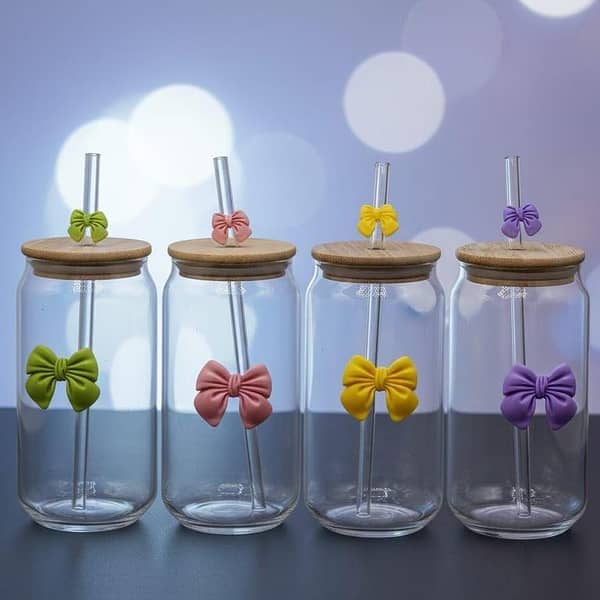 Cute Bow Glass Water Jar with Straw & Wooden Lid – Aesthetic Reusable Drinking Glass Can Iced Hot Coffee Juice Bow Tumbler Cup Straw Cup (Random color)