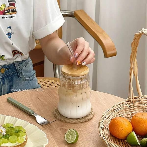 Ribbed & Round Glass Sipper with Glass Straw, Tumbler Can Lid Ribbed Square Glass Mug with Straw, Mason Jars With Cover, Mug for Fruit Juice Milk & Coffee Mug.