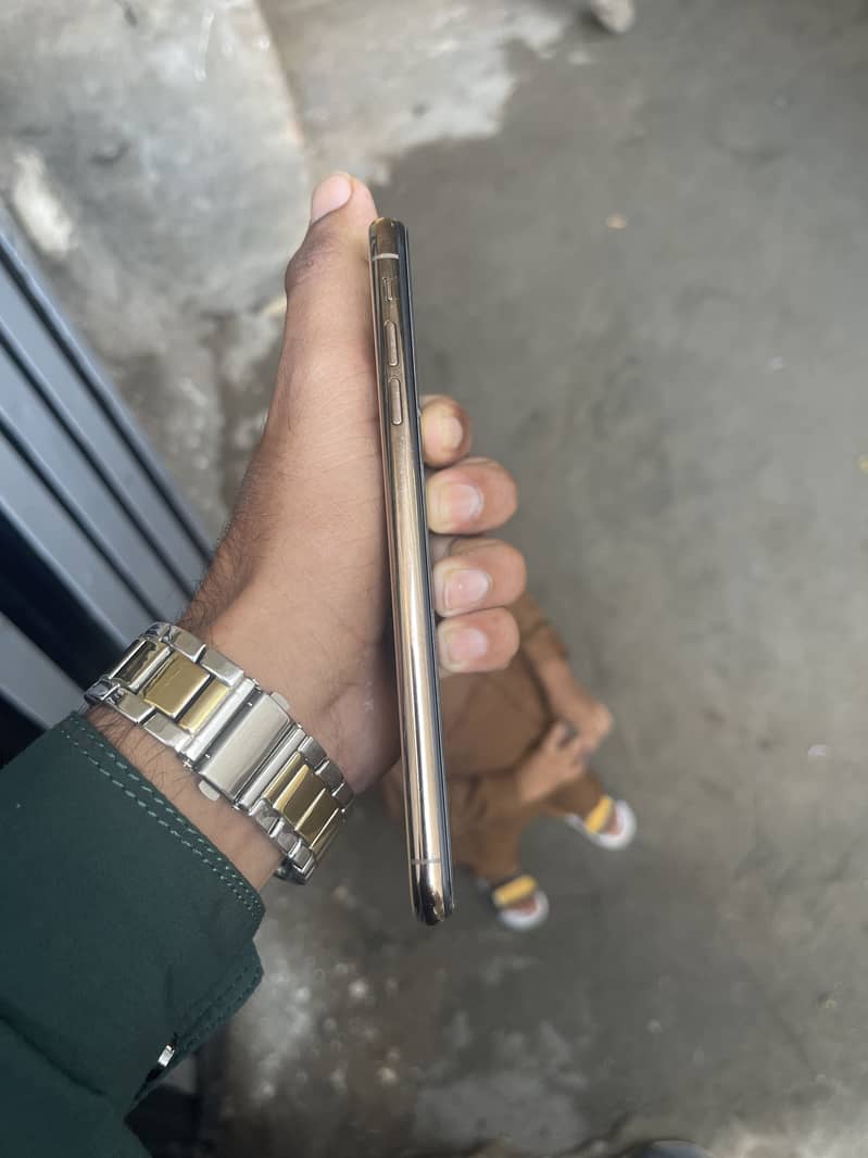 Apple iPhone XS Max 3
