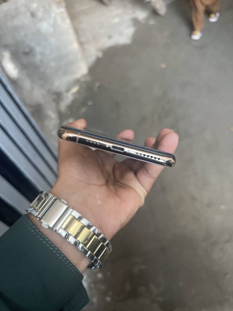 Apple iPhone XS Max 4
