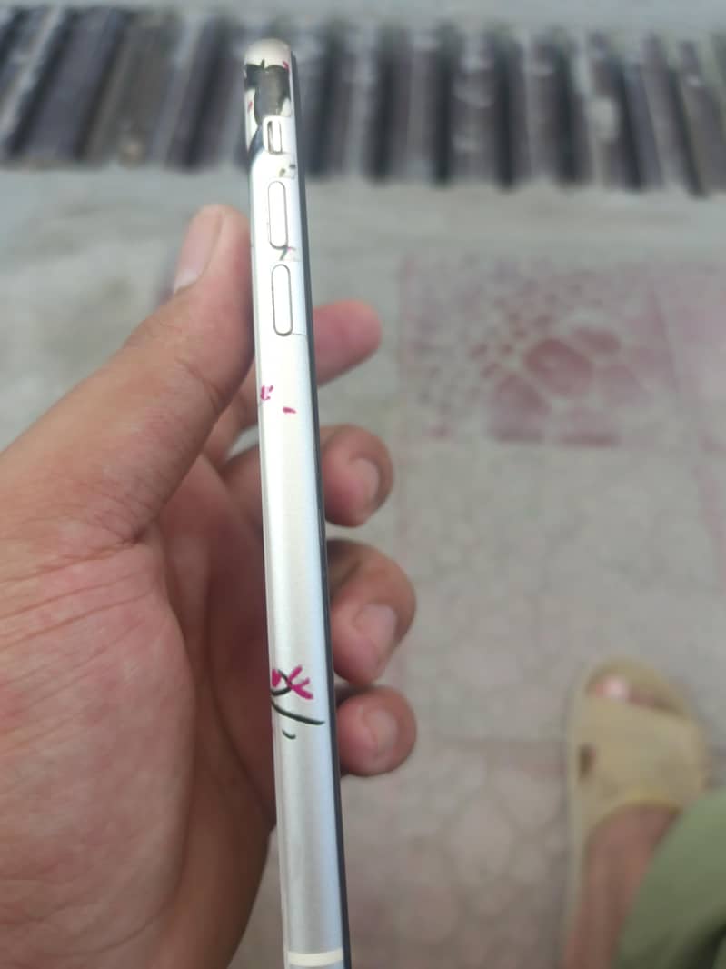Apple iPhone 11 4