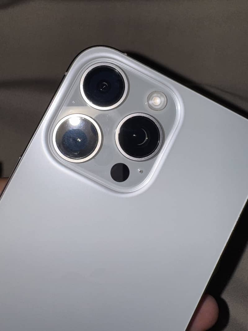 Apple iPhone 15 Pro Max 4