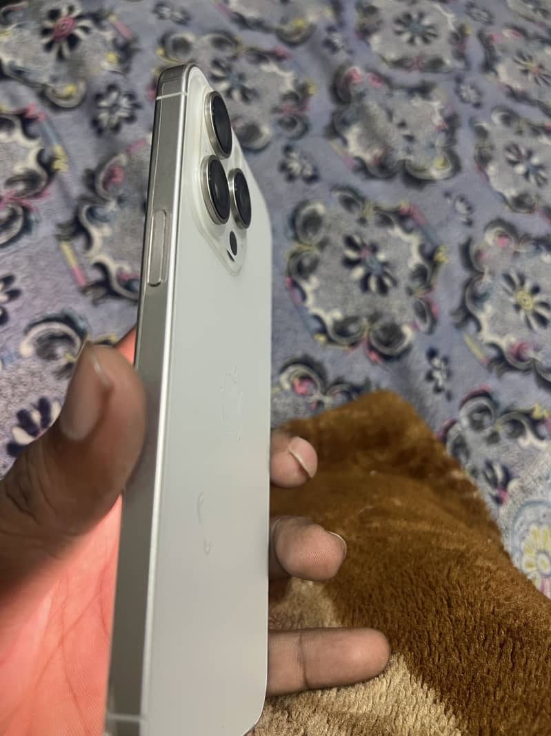Apple iPhone 15 Pro Max 2