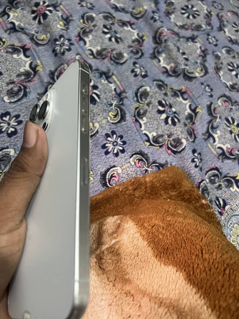 Apple iPhone 15 Pro Max 4