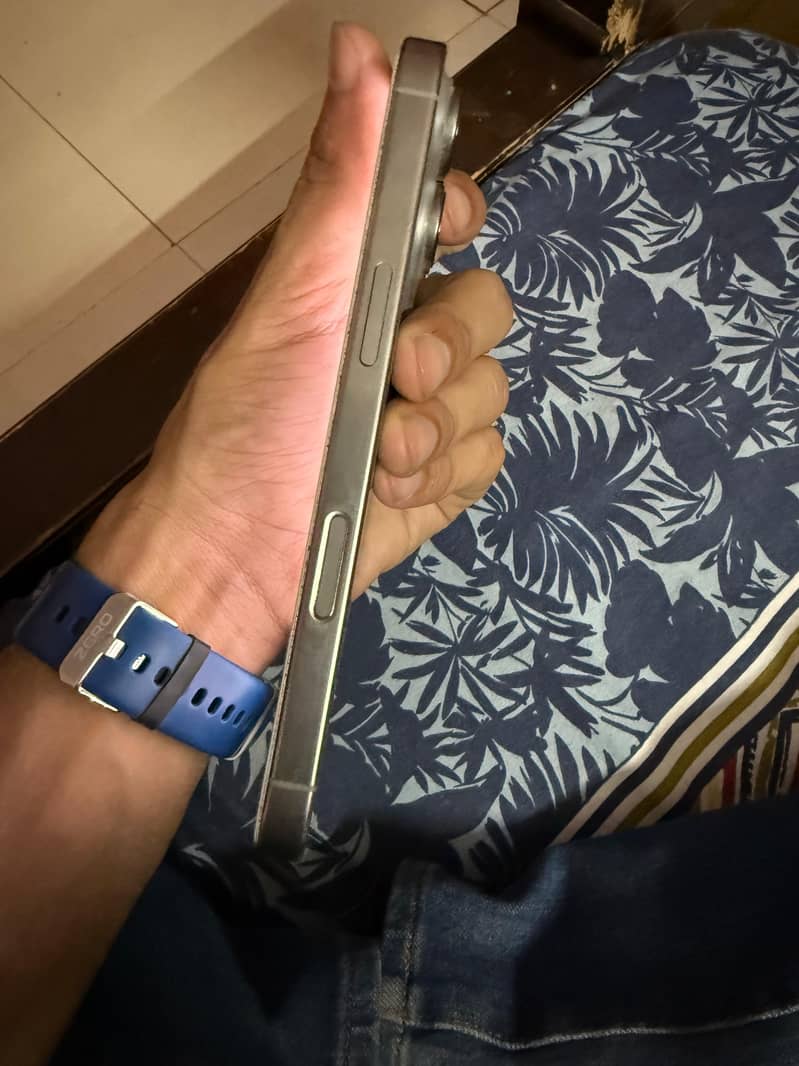 Apple iPhone 16 Pro 2