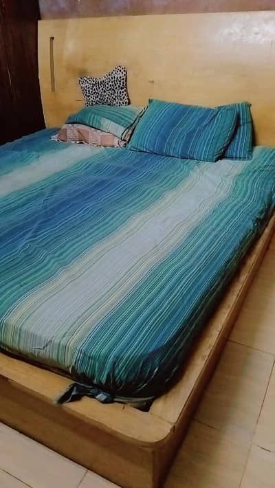 king size bed n cupboard