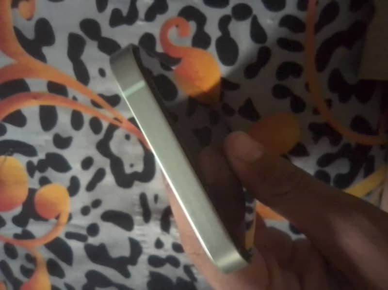 Apple iPhone 12 4
