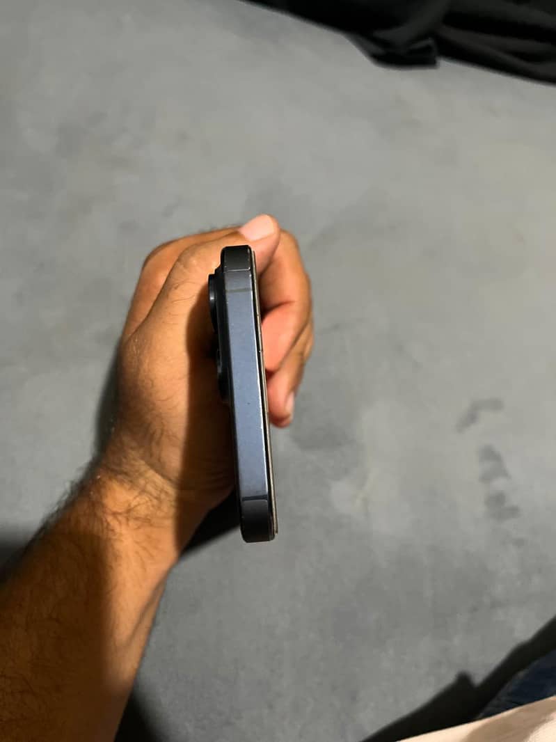 Apple iPhone 15 Pro Max 4