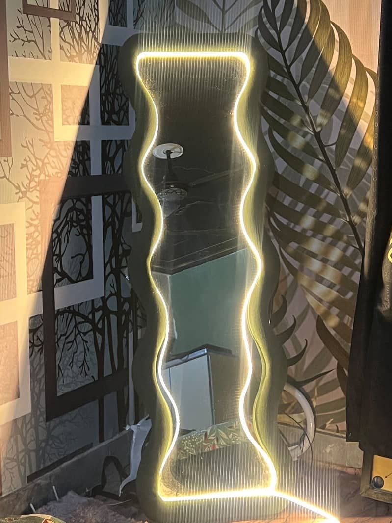 Zigzag selfie mirror 1