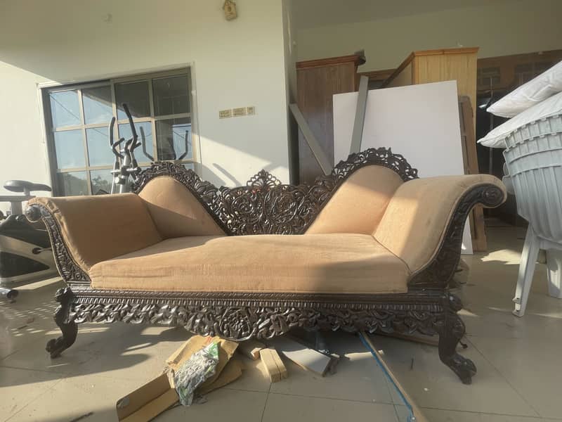 Dewan couch 0