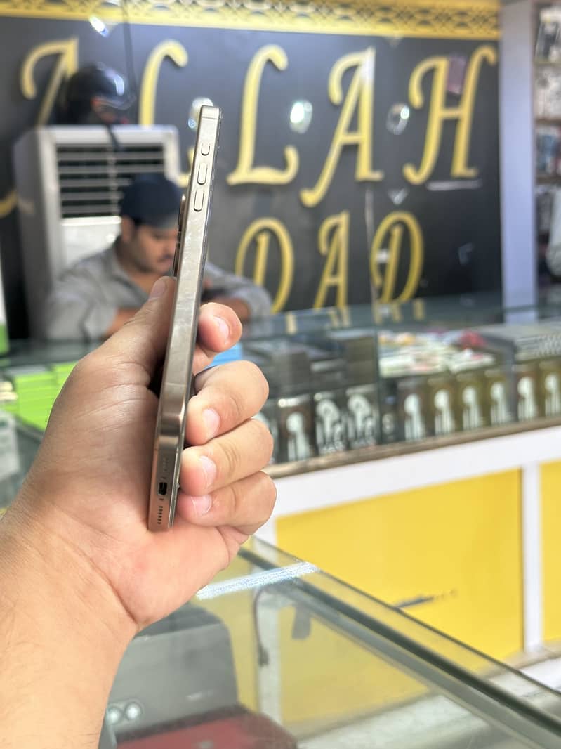 Apple iPhone 16 Pro Max 1