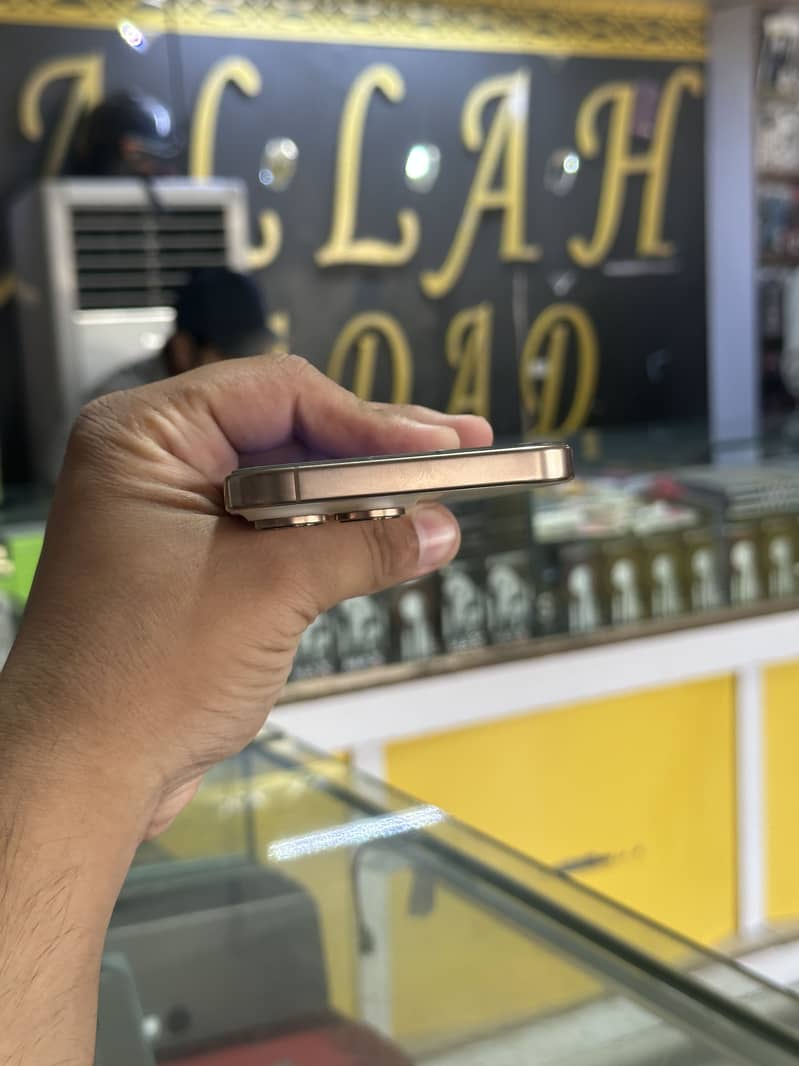 Apple iPhone 16 Pro Max 2