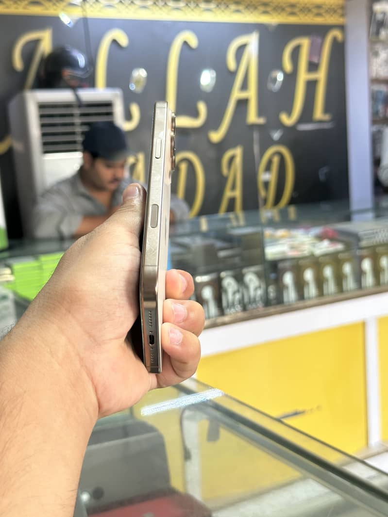 Apple iPhone 16 Pro Max 4