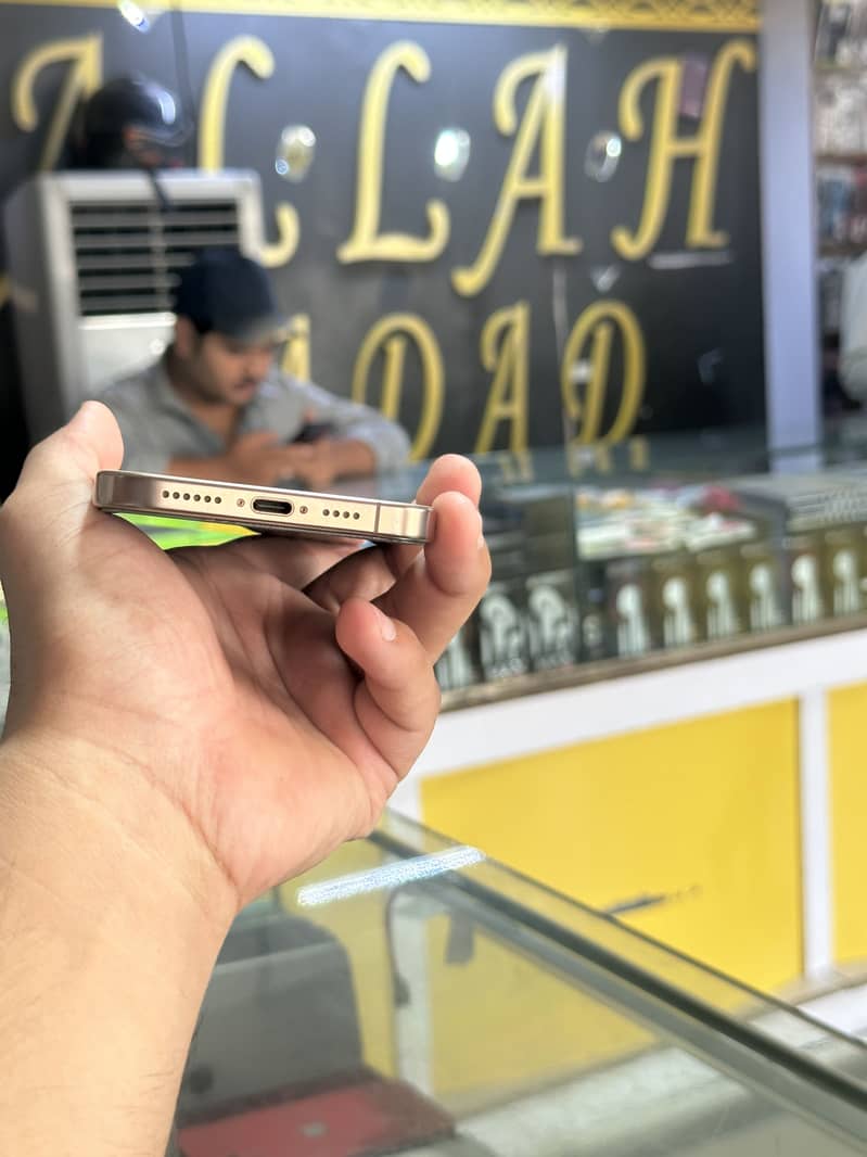 Apple iPhone 16 Pro Max 5
