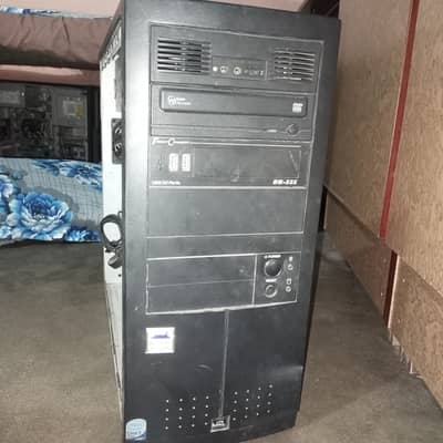 Core i7 7700 (3.40 GHz and can boost upto 4.20 ghz) + Rx 570 4gb