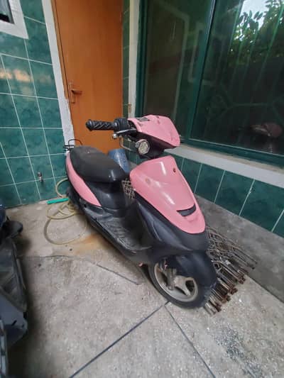 united scooty 80cc 1 letter mi 65km krti hai. . better than electronic