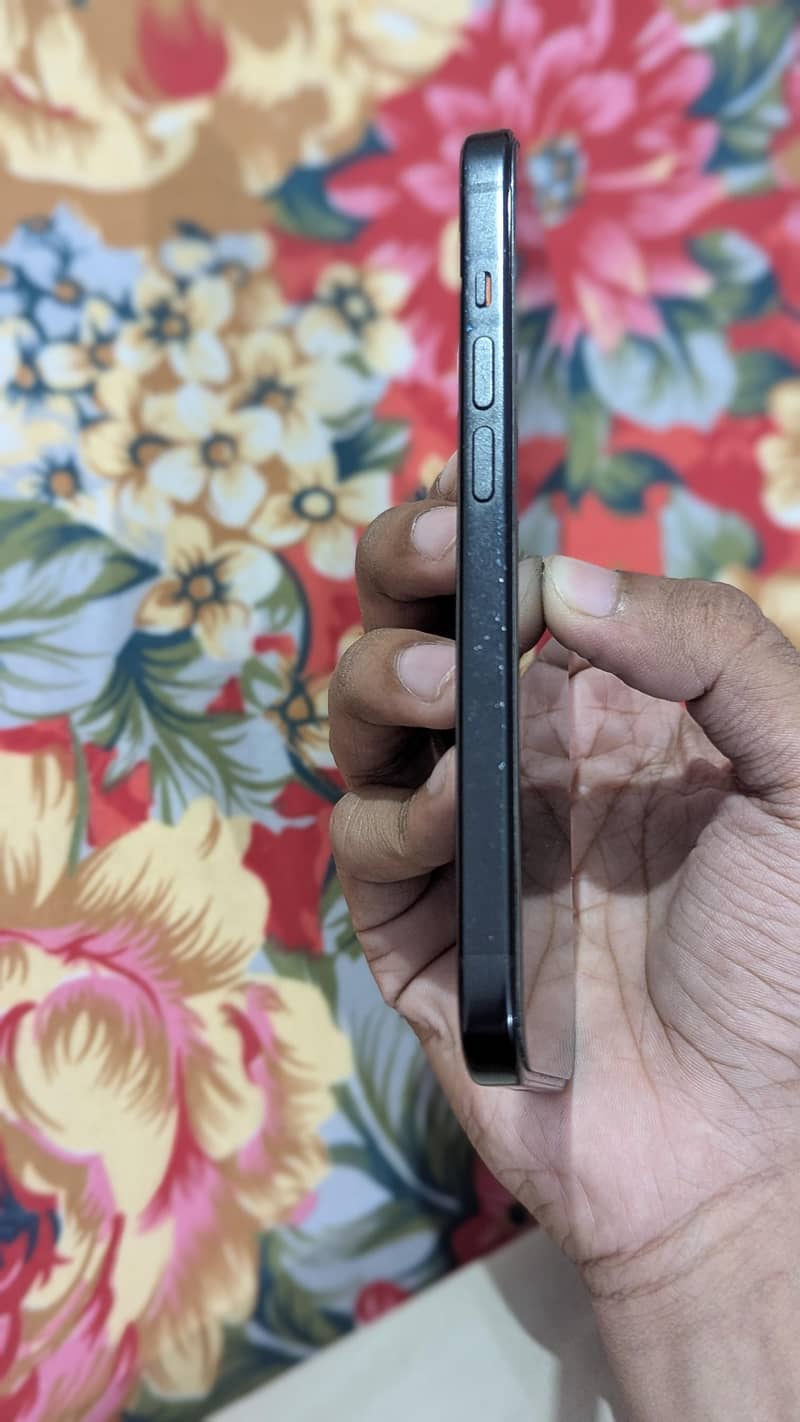 Apple iPhone 15 4